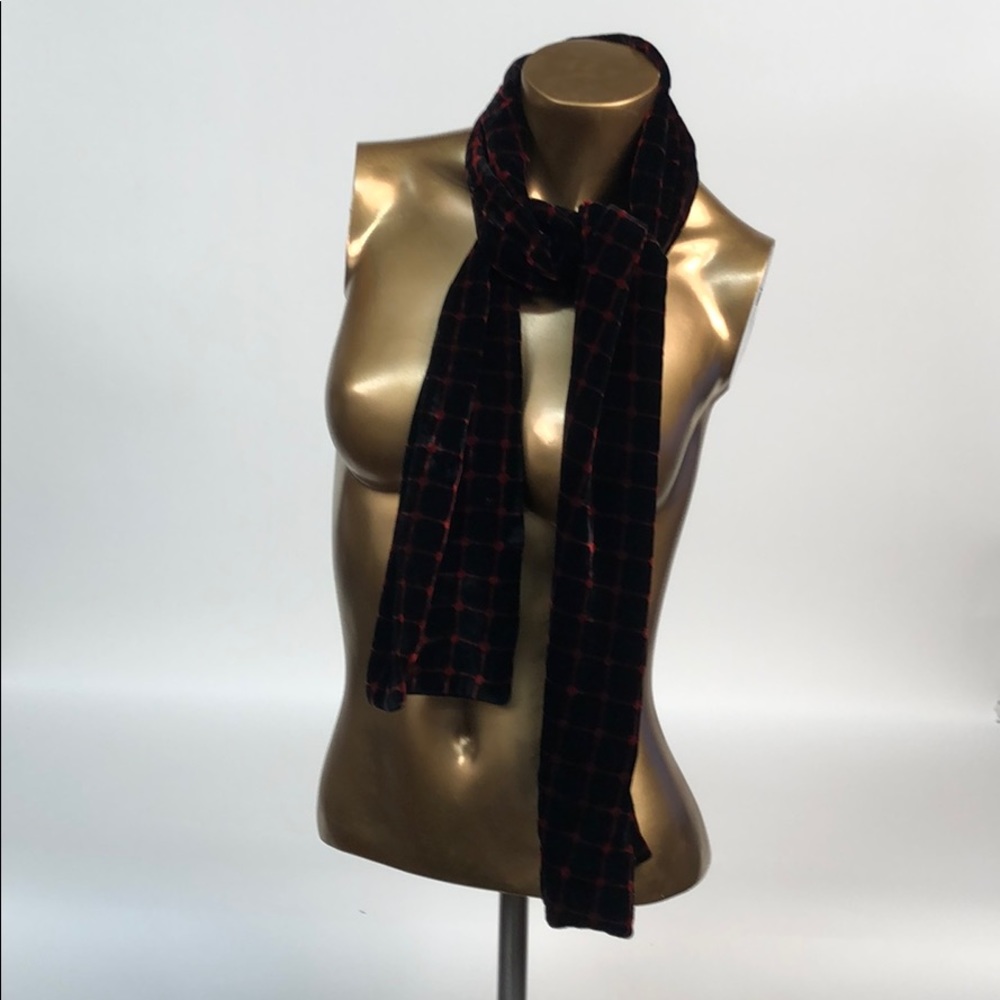 Velvet scarf, black with red Squared